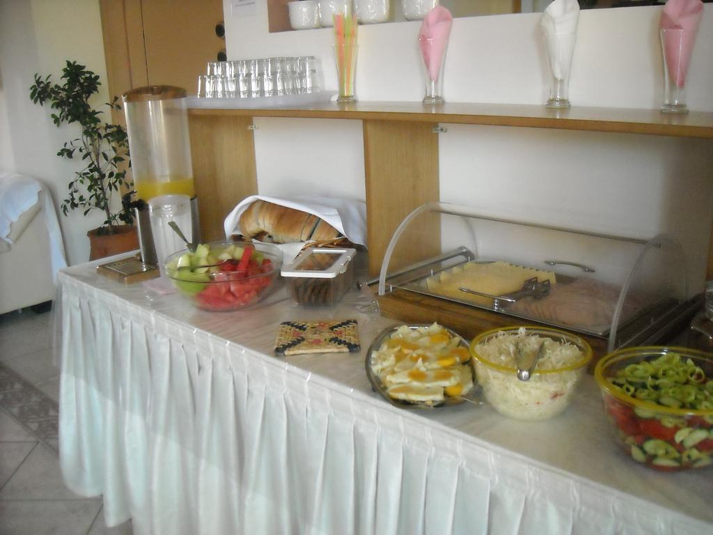 Iris Hotel Nea Kallikrateia Buitenkant foto