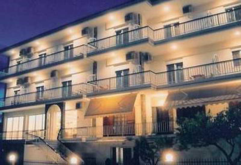 Iris Hotel Nea Kallikrateia Buitenkant foto